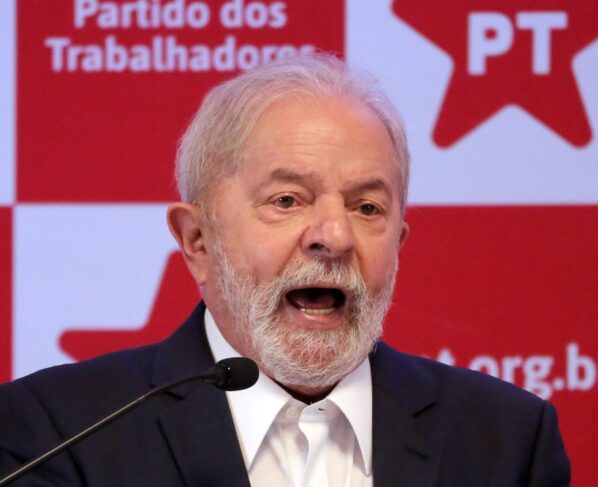 DF - LULA-COLETIVA-IMPRENSA - GERAL - O ex-presidente Lula concede coletiva de imprensa em Brasília (DF), nesta sexta-feira (8), após uma rodada de conversa com partidos políticos. Lula assumiu que pretende definir se será candidato ou não à Presidência da República, apenas no início de 2022. 08/10/2021 - Foto: FáTIMA MEIRA/FUTURA PRESS/FUTURA PRESS/ESTADÃO CONTEÚDO