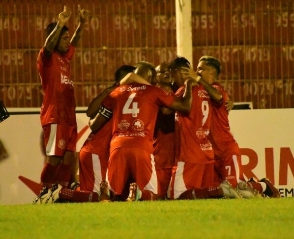 União vence Academia e abre vantagem na liderança do Mato-grossense