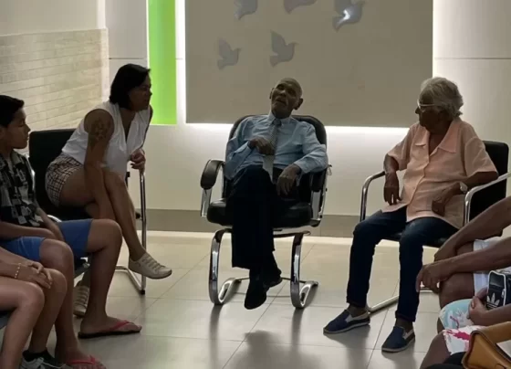 idoso-velado-sentado